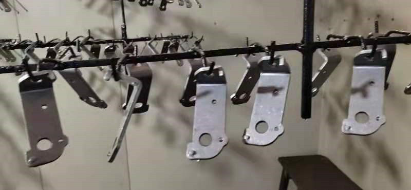 6汽車小(xiǎo)零件電泳陶(táo)化